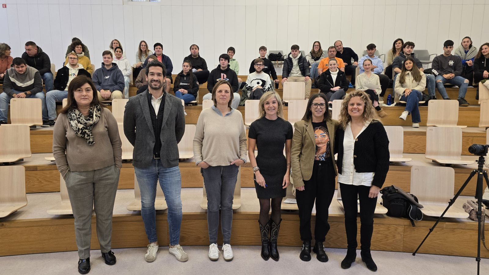 Las empresas Bodegas Ramn Bilbao y Bodegas Muga protagonizan en el IES Manuel Bartolom Cosso de Haro en el cuarto encuentro de buenas prcticas